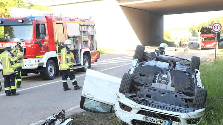 Auto &uuml;berschl&auml;gt sich: Zwei Verletzte bei schwerem Unfall auf Staatsstra&szlig;e