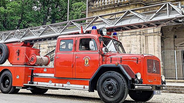 30 Meter Drehleiter auf zehn Metern Lkw: Der Feuerwehrverein Coburg sucht f&uuml;r seinen Oldtimer eine neue Unterkunft.