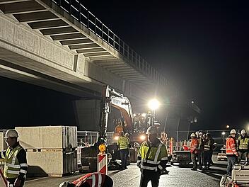 Bauarbeiter treffen Vorbereitungen für den Abriss einer Autobahnbrücke in der Nacht