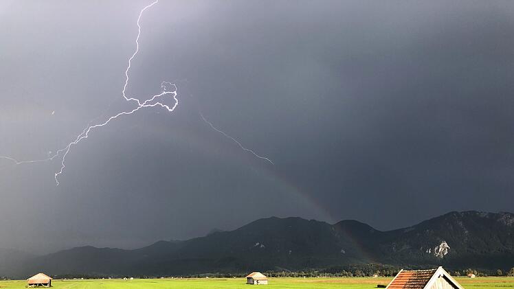 Blitz zuckt &uuml;ber den bayerischen Voralpen