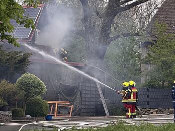 Brand in Konradsreuth: Anwohner im 100-Meter-Radius evakuiert