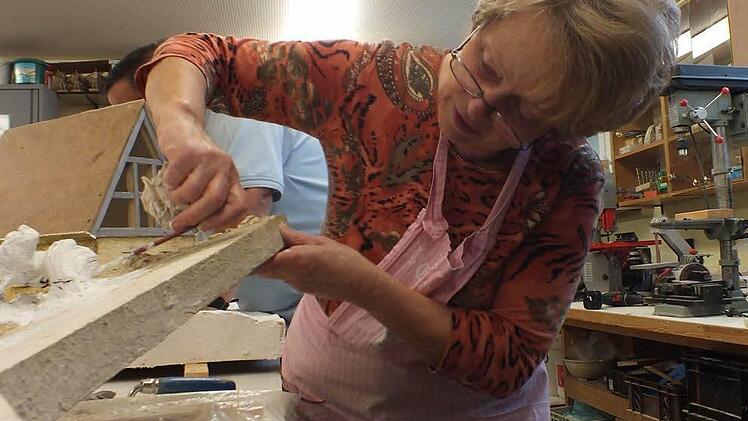 Marianne Baer ist mit der Bodenplatte beschäftigt.