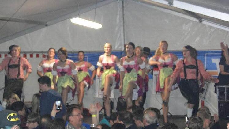 Die Mädels der Showtanzgarde Heubach zeigten schon mal, wie schuhplatteln geht.