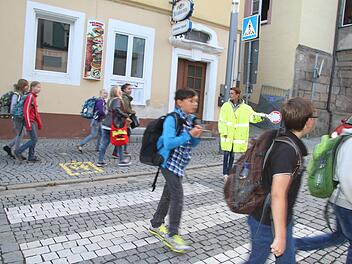 Anette Koslowski steht am Zebrastreifen in der Oberen Stadt und lotst die Schüler über die Straße. Empört ist sie über einen Autofahrer, der mit mindestens sechzig Sachen durch die Obere Stadt rast. "Keiner hätte eine Chance gehabt", schimpft sie. Foto: Sonja Adam