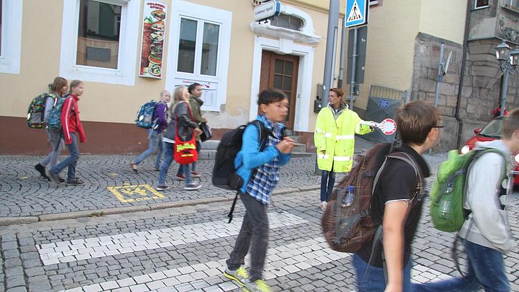 Anette Koslowski steht am Zebrastreifen in der Oberen Stadt und lotst die Schüler über die Straße. Empört ist sie über einen Autofahrer, der mit mindestens sechzig Sachen durch die Obere Stadt rast. "Keiner hätte eine Chance gehabt", schimpft sie. Foto: Sonja Adam