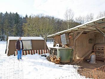 Lothar Bieberich muss die Hütte abbauen. Foto: Arkadius Guzy