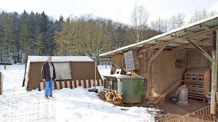 Lothar Bieberich muss die Hütte abbauen. Foto: Arkadius Guzy