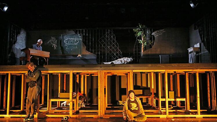 Uraufführung in Coburg: Szene aus "Klassenkämpfe" von Ruth Johanna Benrath.Foto: Henning Rosenbusch