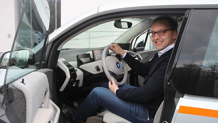 Frank Herzog in seinem Dienstfahrzeug - einem BMW i3. Foto: Sarah Zubel
