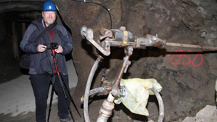 Uwe Wieteck ist eigens aus Traunstein angereist, er interessiert sich für den Bergbau. Seine Eindrücke aus Kupferberg hält er mit der Kamera fest.  Foto: Sonny Adam