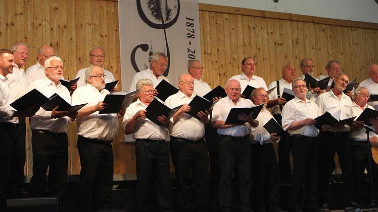 Der "Männerchor" nahm sich mit Humoresken wie "Wir sind die alten Säcke" selbst auf den Arm.