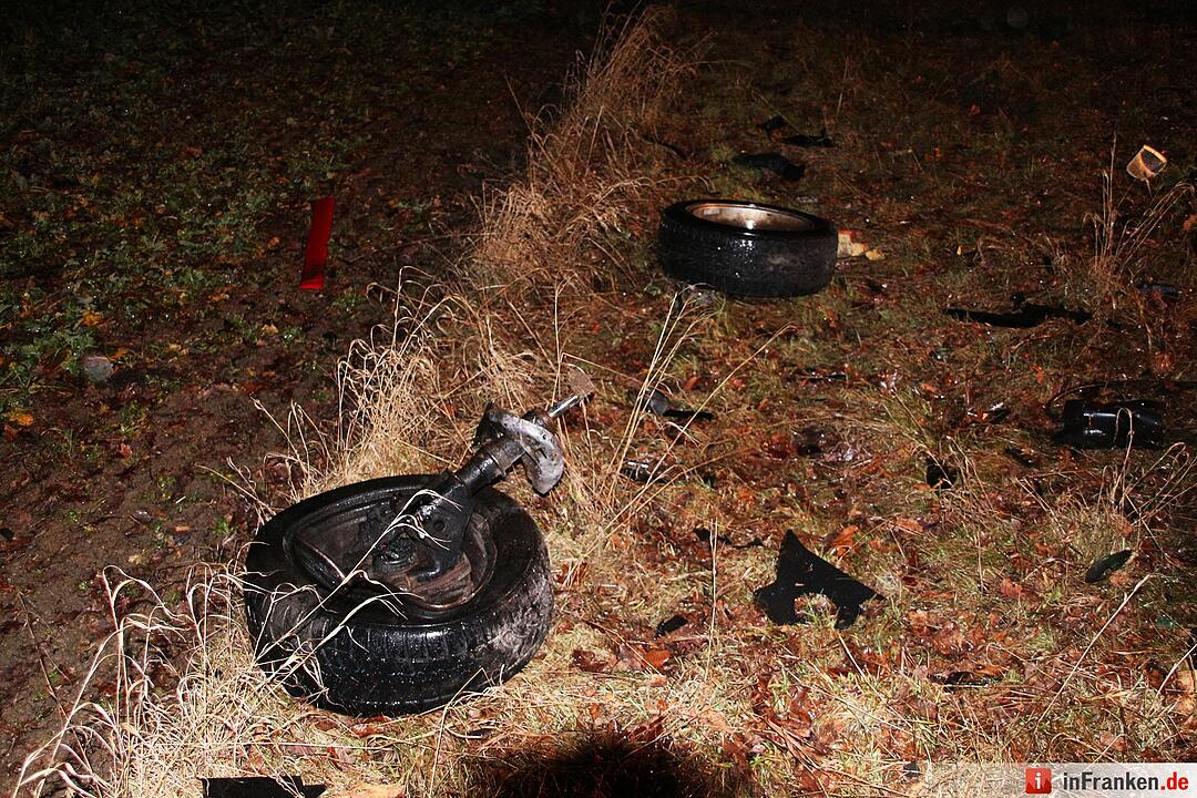Schwerer Unfall bei Neuenmarkt - Fahrer überlebt schwerverletzt