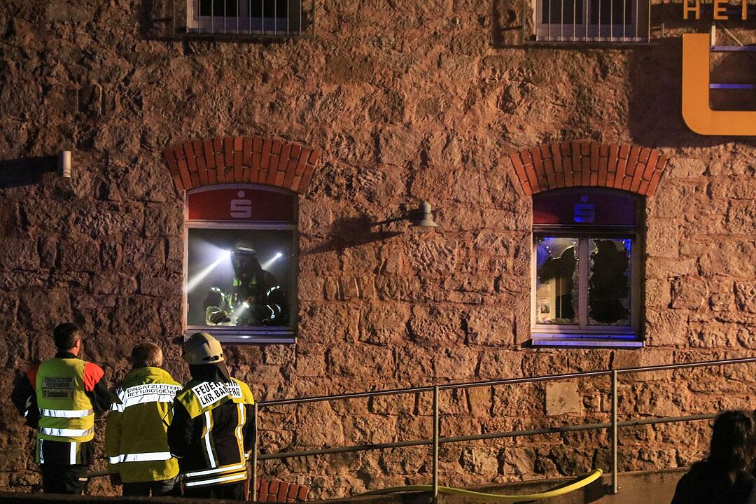 Schlüsselfeld: Zwei maskierte Täter sprengen Geldautomaten