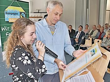 Stolz verliest Annalena Höhn, Sprecherin des Schulteams, die Fairtrade-Urkunde, die sie aus Händen von Andreas Schneider, Referent von TransFair e.V., erhalten hatte. Foto: Helmut Will