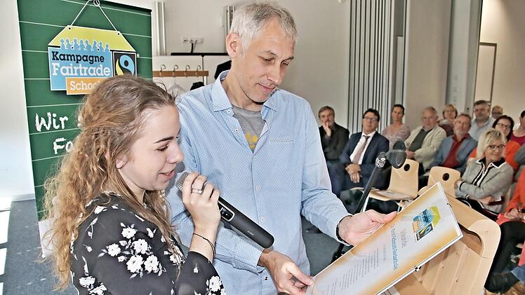 Stolz verliest Annalena Höhn, Sprecherin des Schulteams, die Fairtrade-Urkunde, die sie aus Händen von Andreas Schneider, Referent von TransFair e.V., erhalten hatte. Foto: Helmut Will
