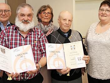 Der Geschäftsführer des Sängerkreises Erlangen/Forchheim, Werner Löblein (links), die Gruppenleiterin der Sängergruppe Forchheim-West, Claudia Fabry (rechts), Harald Redel (40 Jahre aktiv, 2. v. l.), Martin Schleicher (50 Jahre aktiv, 2. v.r .) und Vorsitzende Barbara Schmitt Fotos: Mathias Erlwein
