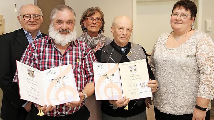 Der Geschäftsführer des Sängerkreises Erlangen/Forchheim, Werner Löblein (links), die Gruppenleiterin der Sängergruppe Forchheim-West, Claudia Fabry (rechts), Harald Redel (40 Jahre aktiv, 2. v. l.), Martin Schleicher (50 Jahre aktiv, 2. v.r .) und Vorsitzende Barbara Schmitt Fotos: Mathias Erlwein