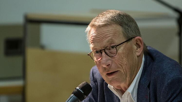 Friedrich Christian Delius stellte seine autobiografische Erzählung "Die Zukunft der Schönheit" bei einer Lesung in Coburg vor.Foto: Jochen Berger