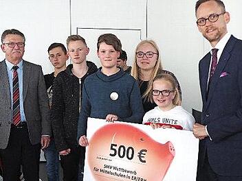 Freuten sich über den zweiten Platz: Die Schüler der Mittelschule Mühlhausen. Thomas Pickel (rechts) von der Sparkasse und der Leiter des Schulamtes, Siegfried David (links), gratulierten. Foto: privat