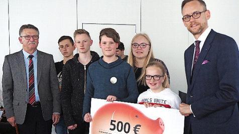 Freuten sich über den zweiten Platz: Die Schüler der Mittelschule Mühlhausen. Thomas Pickel (rechts) von der Sparkasse und der Leiter des Schulamtes, Siegfried David (links), gratulierten. Foto: privat