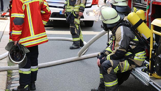 Bei einem Dachstuhlbrand mit enormer Rauchentwicklung im oberfr&auml;nkischen Rehau hatten die Feuerwehrkameraden nicht nur mit den Flammen zu k&auml;mpfen, sondern auch die Temperaturen und eine Bewohnerin machte ihnen zu schaffen. Foto: Fricke/News 5