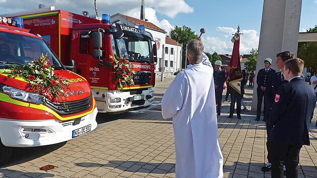 Andreas Erhard segnet in Oerlenbach die Kommunikationszentrale des Katastrophenschutzes und das Versorgungsfahrzeug.