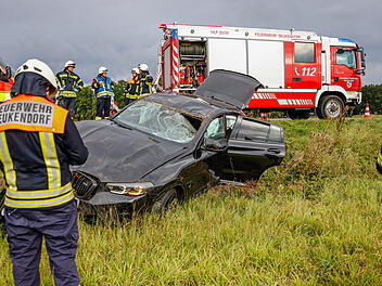 Missgl&uuml;cktes &Uuml;berholman&ouml;ver: SUV &uuml;berschl&auml;gt sich mehrfach
