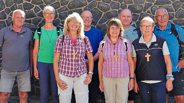 Geehrt wurden (hinten v. l.) Kurt Metz, Monika Helfrich, Hubert Wehner, Mario Wehner und Wallfahrtsf&uuml;hrer Siegfried Eyrich, (vorne v. l.) Meggi H&ouml;chemer, Bianca Schipper und Elisabeth Sell.
