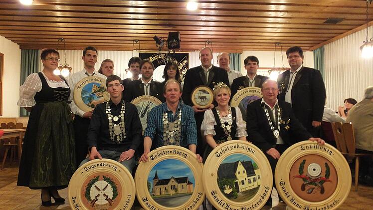 Das sind die neuen Hoheiten (von l.): Jugendkönig Johannes Donius, Schützenkönig Thomas Böhm, Schützenkönigin Nicole Nolte und Luftpistolenkönig Werner Pöhlmann.  Foto: Heidi Amon