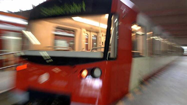 Ein Mitarbeiter der VAG in Nürnberg soll einen bewusstlosen Mann in einem U-Bahnhof ignoriert haben. Jetzt prüft die Staatsanwaltschaft den Fall. U-Bahnzug in Nürnberg Foto: Archiv/dpa