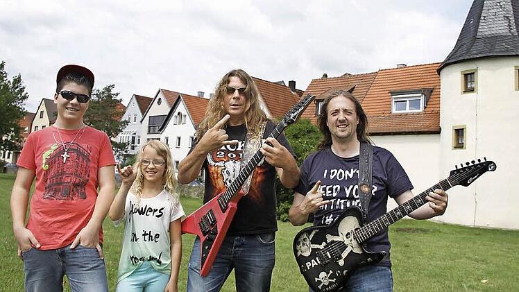 Die Organisatoren Marco Feustel (von rechts) und Thomas Barthelmeß mit seinen Kinder Angelo-David und Florence freuen sich auf "Rock am Hafen". Das Festival findet auf der Wiese am Fischerrain vor dem Fröschturm am Untermain statt. Die Kinder von Barthelmeß wirken tatkräftig mit: Angelo-David (links) organisiert das musikalische Reggae-Zelt und Florence das Hawaii-Zelt (Kinderspielecke). Foto: privat