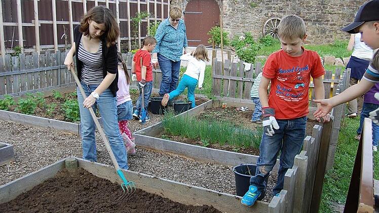 Der Begegnungsgarten macht in der Unterhaltung einige Arbeit, aber er wird auch gerne genutzt. Nicht nur die älteren Bewohner des Ortes fühlen sich hier wohl. Auch die Kinder des Kindergartens sind hier immer wieder begeistert bei der Gartenarbeit.  Foto: Günter Straub