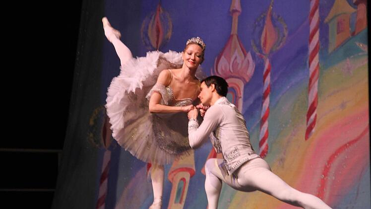 Olga Grigorieva und Alexander Butrimovich begeisterten als Clara und ihr Nussknackerprinz.