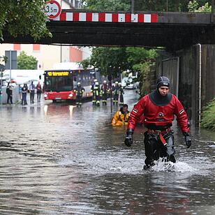 Starkregen sorgt fuer Verkehrschaos in Nuernberg