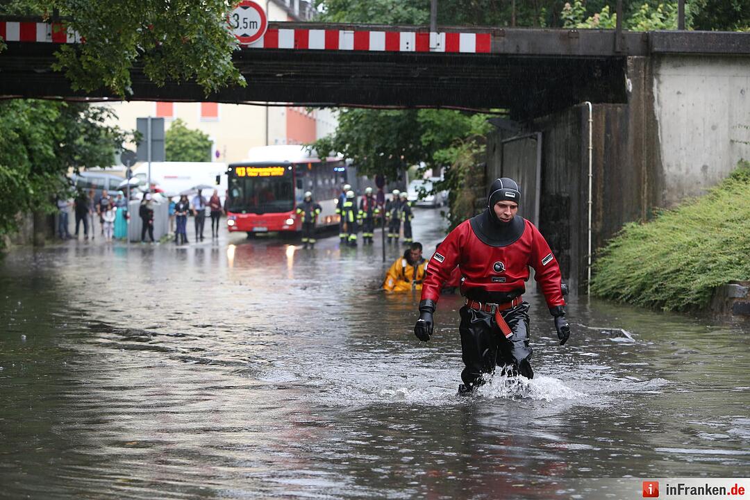 Starkregen sorgt fuer Verkehrschaos in Nuernberg