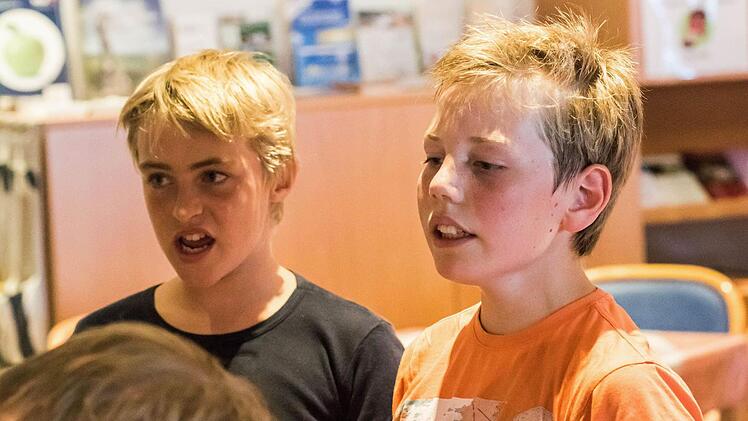 Kenai Bug (links) und Mathis Menzel bei der ProbenarbeitFoto: Jochen Berger