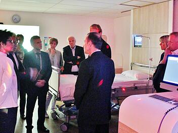 Beim Rundgang durch die Aware Care Station bekommen die Besucher das Konzept erklärt. Foto: Werner Vogel