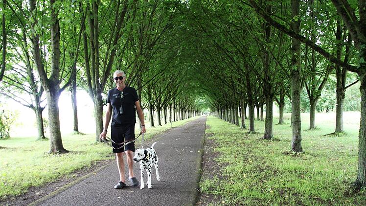 Friedrich Thunsdorff geht gerne mit seinem Dalmatiner-Rüden Mitch in der Himmelkroner Baille-Maille-Allee spazieren. Foto: Jochen Nützel
