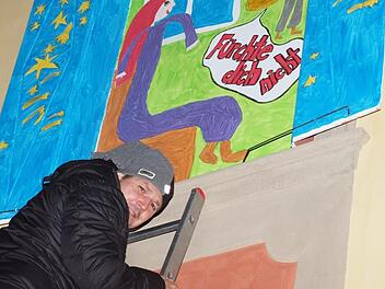 Dieter Banschus öffnete das zweite Adventsfenster, wobei sich das hervortretende Bild auf die vorgetragene Geschichte der Verkündigung des Herrn (Mariä Verkündigung) bezog.Alfred Thieret