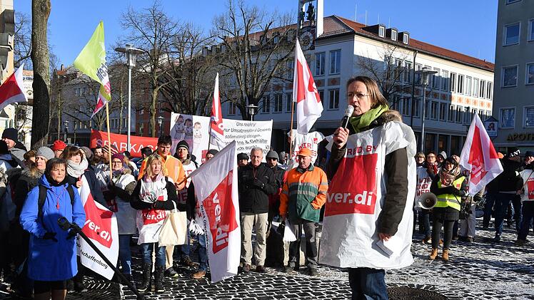 Doris Stadelmeyer, Verdi-Bezirksgeschäftsführerin in Oberfranken-West, forderte mehr Wertschätzung für die Beschäftigten.Ronald Rinklef