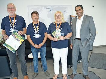 Für den Verein "Gemeinsam gegen Krebs" dankten (von links) Günter Landgrafe, Uwe Tittelbach und Michaela Löffler dem Vorsitzenden der Geschäftsführung von Dr. Schneider, Parag Shah, für die großzügige Unterstützung des Vereins und des "Run of Hope". Foto: K.- H. Hofmann