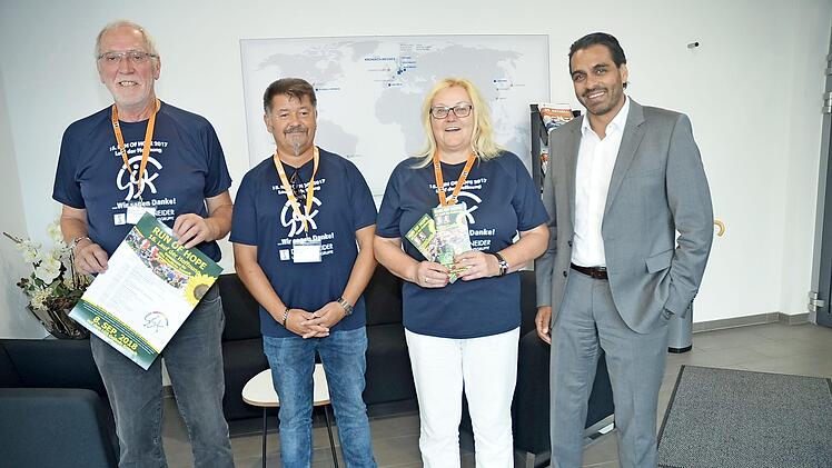 Für den Verein "Gemeinsam gegen Krebs" dankten (von links) Günter Landgrafe, Uwe Tittelbach und Michaela Löffler dem Vorsitzenden der Geschäftsführung von Dr. Schneider, Parag Shah, für die großzügige Unterstützung des Vereins und des "Run of Hope". Foto: K.- H. Hofmann