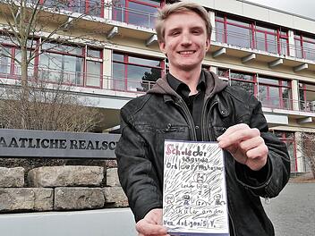 Autor Michael Vay (17) mit seinem Taschenbuch vor der Bad Kissinger Realschule  Foto: Sigismund von Dobschütz