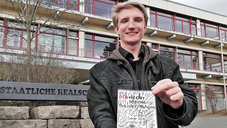 Autor Michael Vay (17) mit seinem Taschenbuch vor der Bad Kissinger Realschule  Foto: Sigismund von Dobschütz