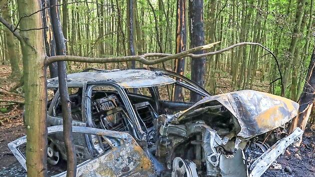 Das Feuer zerst&ouml;rte den Opel Astra. Die beiden Insassen hatten Gl&uuml;ck und kamen laut Polizei unverletzt davon.  Foto: News5/Christian Herse