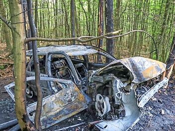 Das Feuer zerstörte den Opel Astra. Die beiden Insassen hatten Glück und kamen laut Polizei unverletzt davon.  Foto: News5/Christian Herse