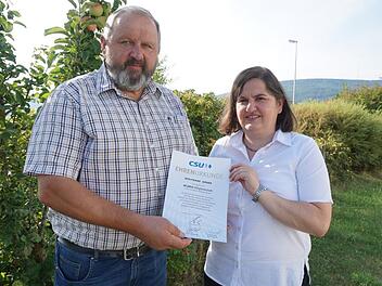 Sonja Reubelt überreicht Wolfgang Söder die Ehrenurkunde. Foto: Marion Eckert