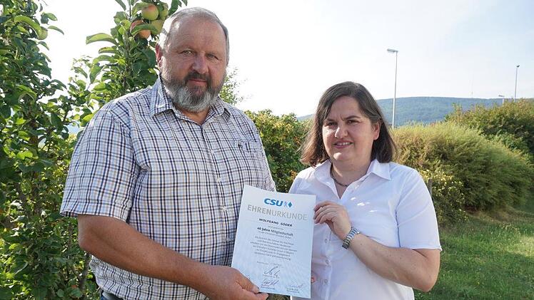 Sonja Reubelt überreicht Wolfgang Söder die Ehrenurkunde. Foto: Marion Eckert