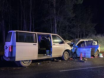 Bei einem tragischen Unfall auf der B2 bei Wernsbach (Landkreis Roth) verloren eine Mutter und ihre drei Kinder ihr Leben. Noch ist unklar, wie es zu dem Ungl&uuml;ck kommen konnte.  Foto: News5/Friedrich