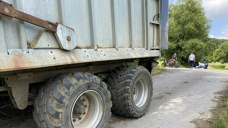 Biker nach Kollision mit Traktorgespann schwerst verletzt